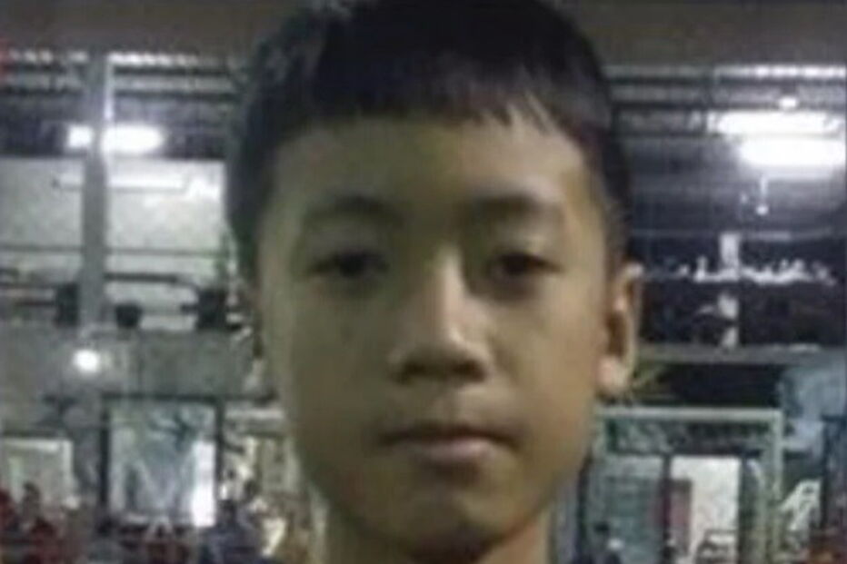 Sompong Jaiwong, de 13 anos, é conhecido como Pong e jogo a meio-campo