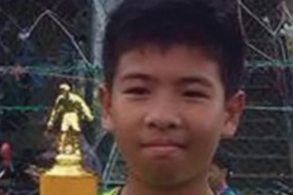 Ekkarat Wongsookchan, de 14 anos, é conhecido por Bew. É o ponta de lança da equipa