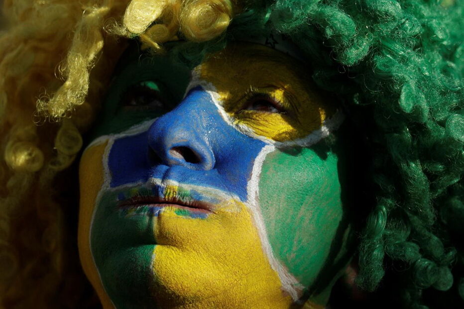 Adeptos brasileiros em lágrimas após derrota do Brasil nos quartos de final