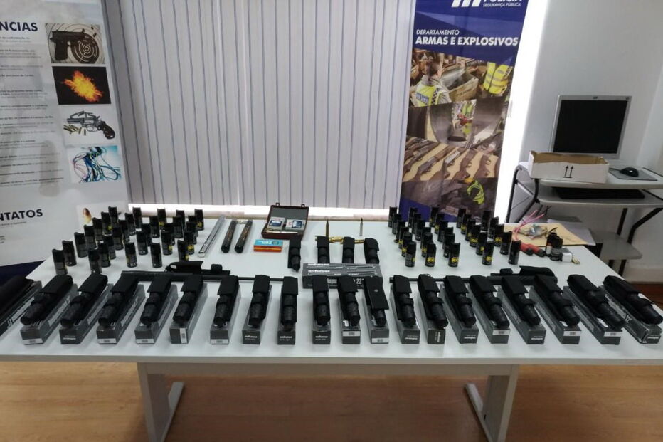 Armas e munições que estavam anunciadas para venda, através da internet, foram apreendidas pela PSP