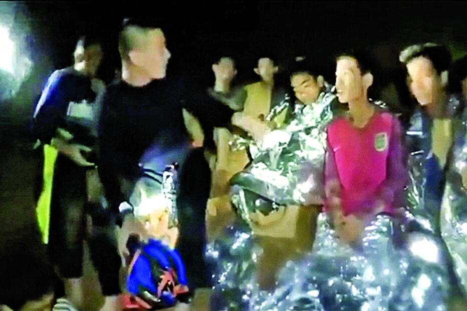 O grupo de jovens está a ser assistido por médicos e psicólogos