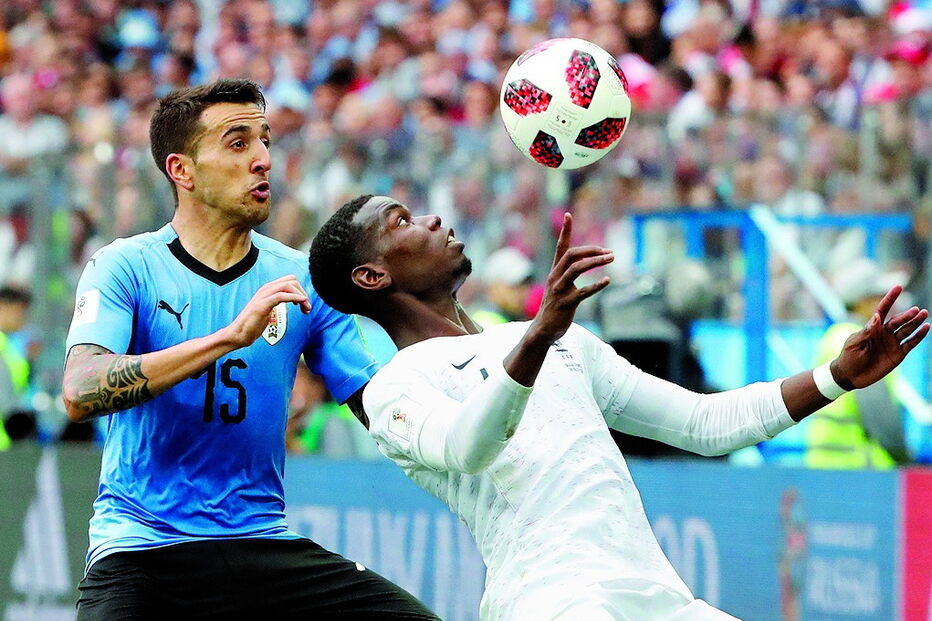 Paulo Pogba leva a melhor sobre o uruguaio Vecino 