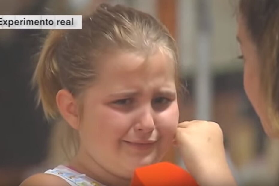 Menina emociona Internet ao defender colega que tem dois pais