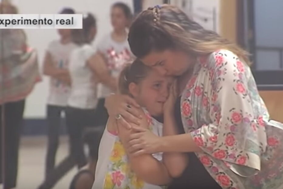 Menina emociona Internet ao defender colega que tem dois pais