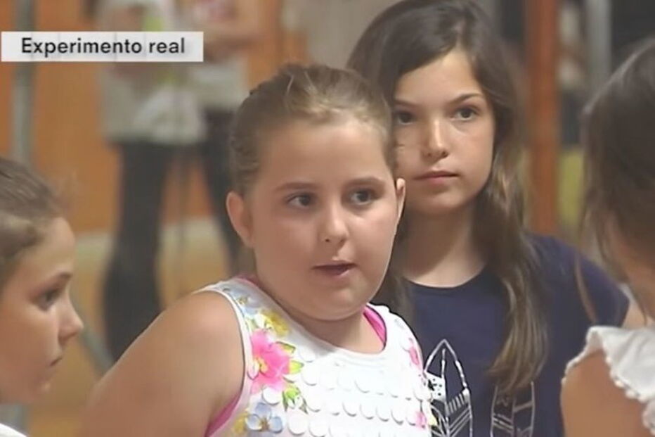 Menina emociona Internet ao defender colega que tem dois pais