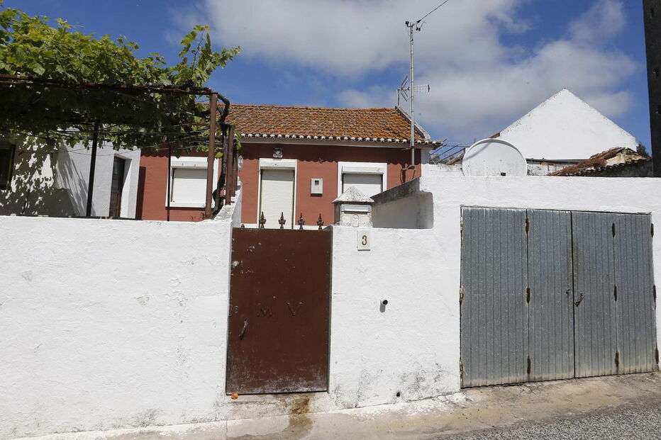 Vítima e homicida viviam nesta casa, onde a violência e discussões eram uma constante. Sexta-feira o dono da moradia matou o genro e barricou-se no interior 