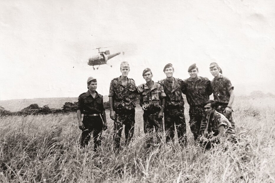 Com alguns companheiros na província de Mataca