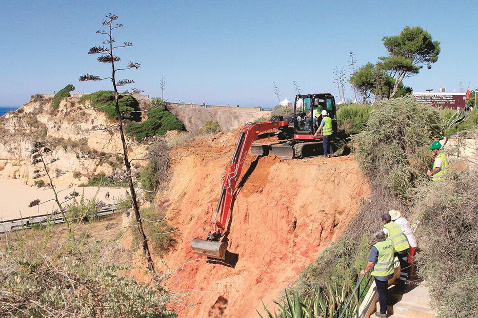 Câmara de Portimão efetuou a operação, na sexta-feira, cinco dias depois do aceso à praia ter sido encerrado