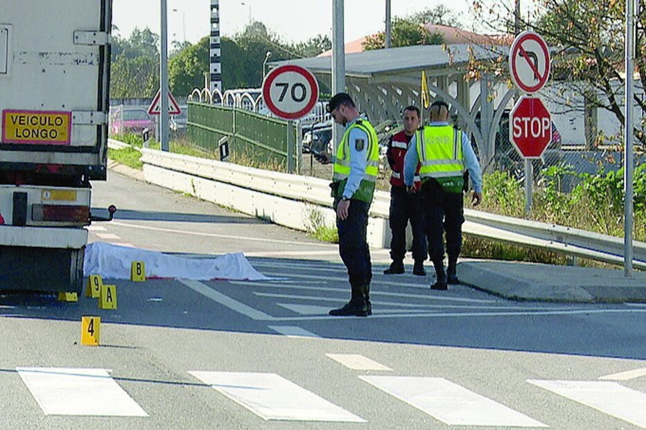 Camião colhe idosa em cima de passadeira