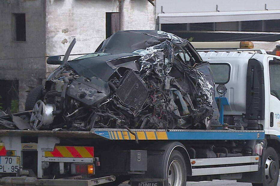 Automóvel da vítima ficou praticamente destruído 