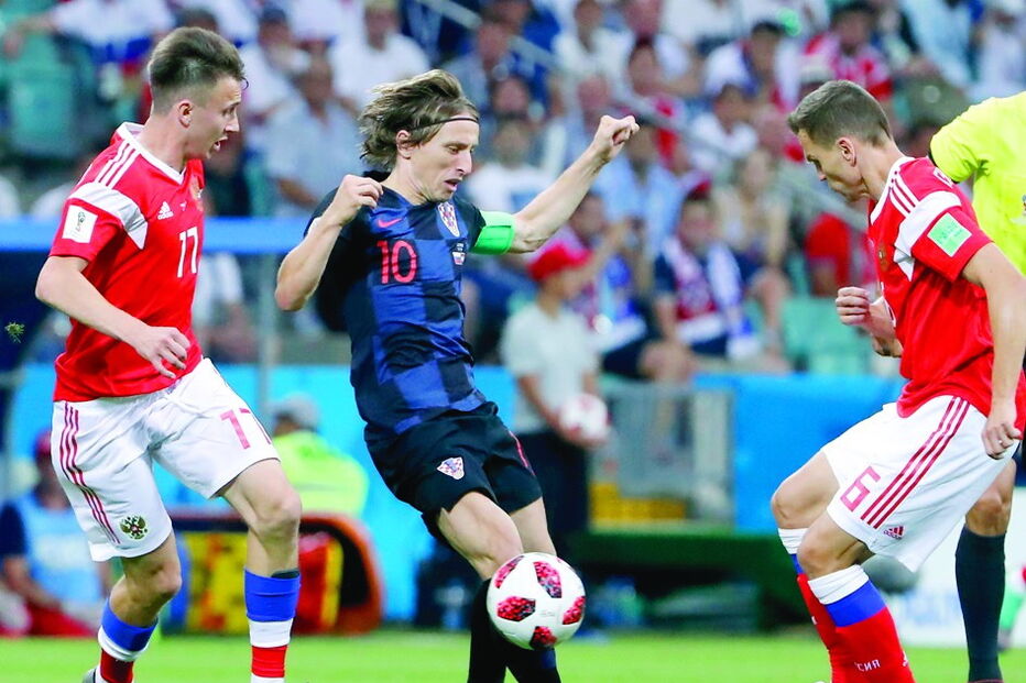 Modric, rodeado por Golovin e Cheryshev, foi uma das figuras da Croácia
