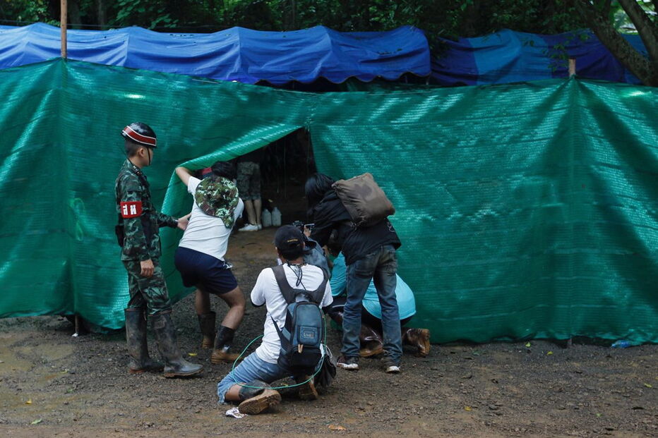 Resgate de crianças e treinador da gruta na Tailândia já começou