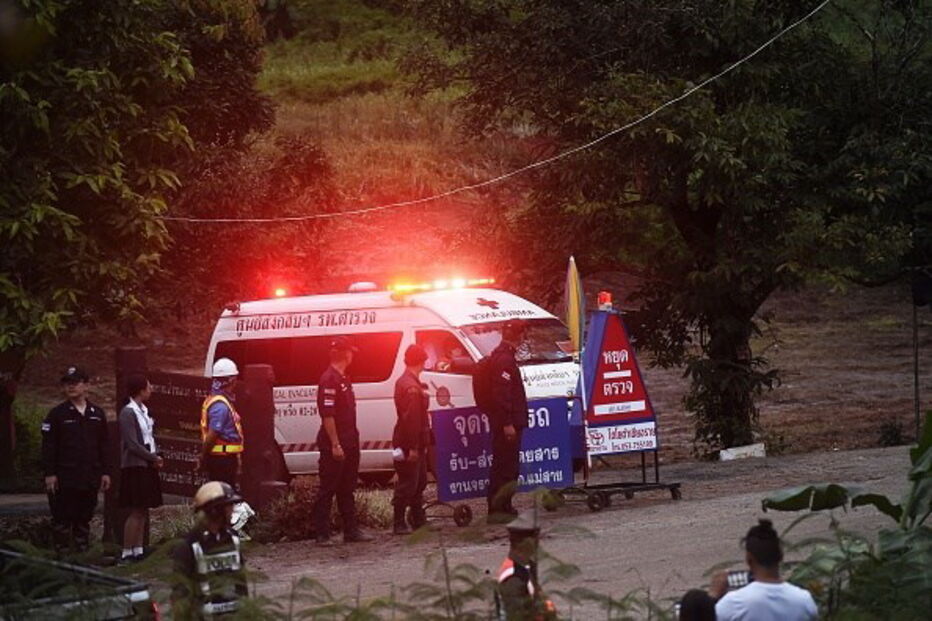 Ambulância para o resgate das crianças presas na gruta