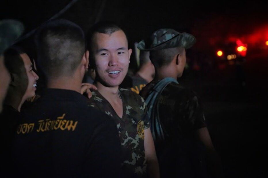 Os rostos da dedicação e esperança na Tailândia 