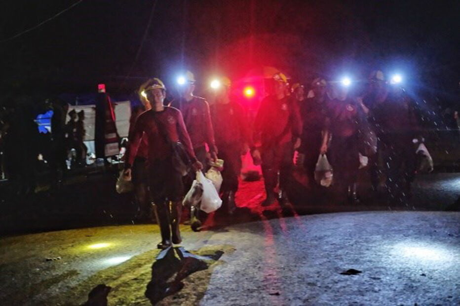 Equipas de resgate das crianças presas na gruta