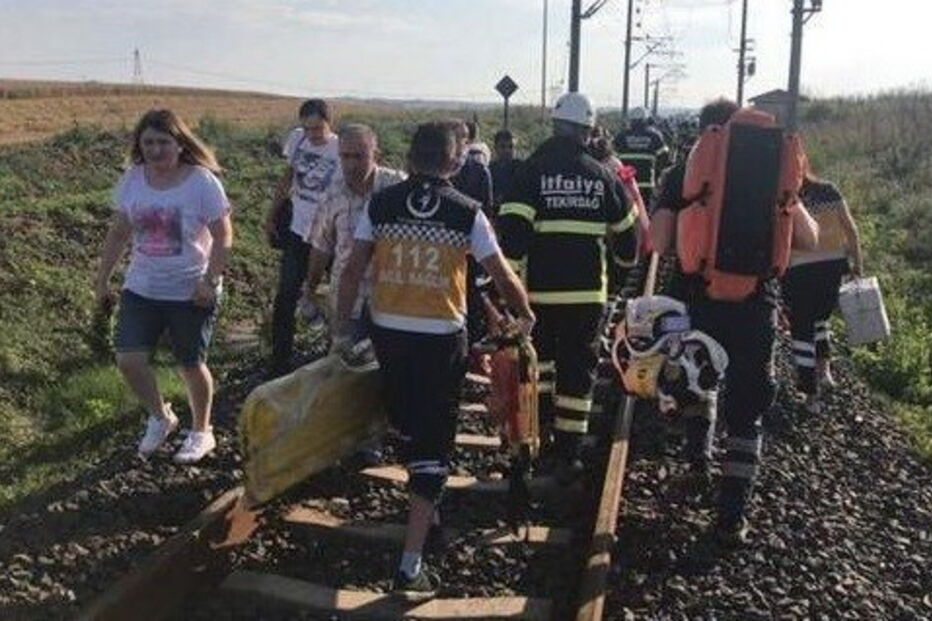 Comboio descarrila e faz vários mortos e feridos na Turquia