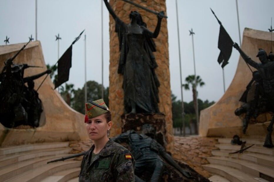 Mulher espanhola com uniforme militar