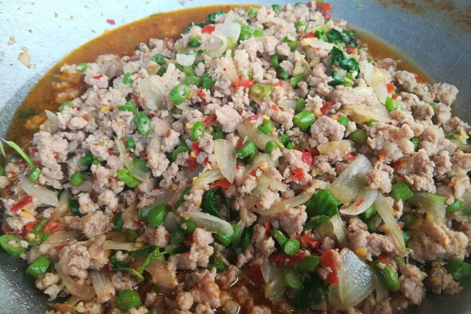 Menores presos na Tailândia pediram prato de frango e manjericão frito