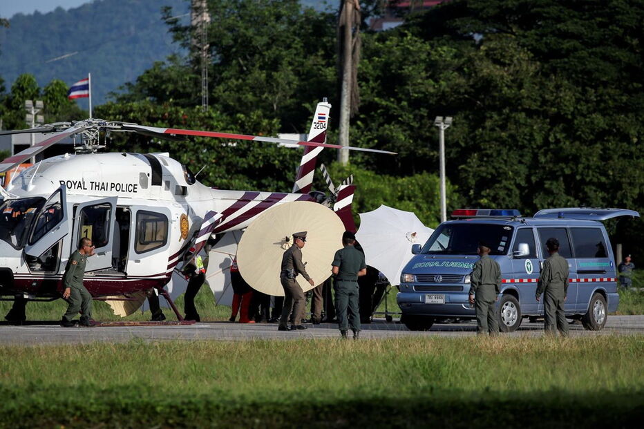 Crianças tailandesas resgatadas de gruta chegam ao hospital de helicóptero