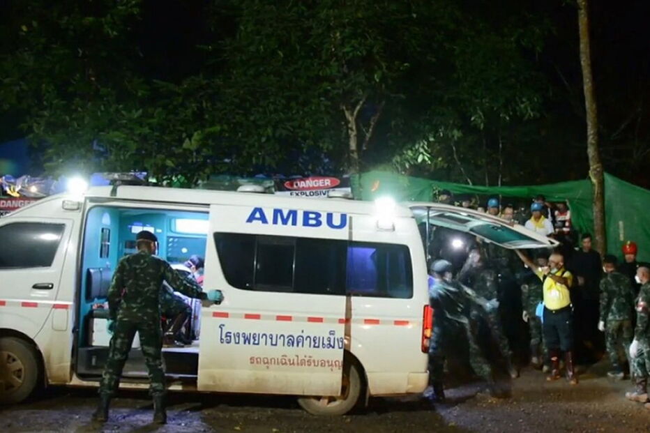 As equipas de resgate durante as operações de retirada das crianças