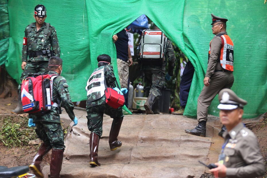 As equipas de resgate durante as operações de retirada das crianças