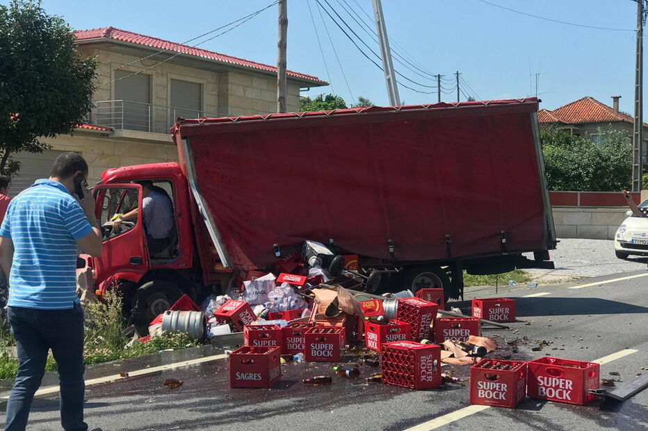 Despiste de camião de distribuição de cerveja em Arcos de Valdevez
