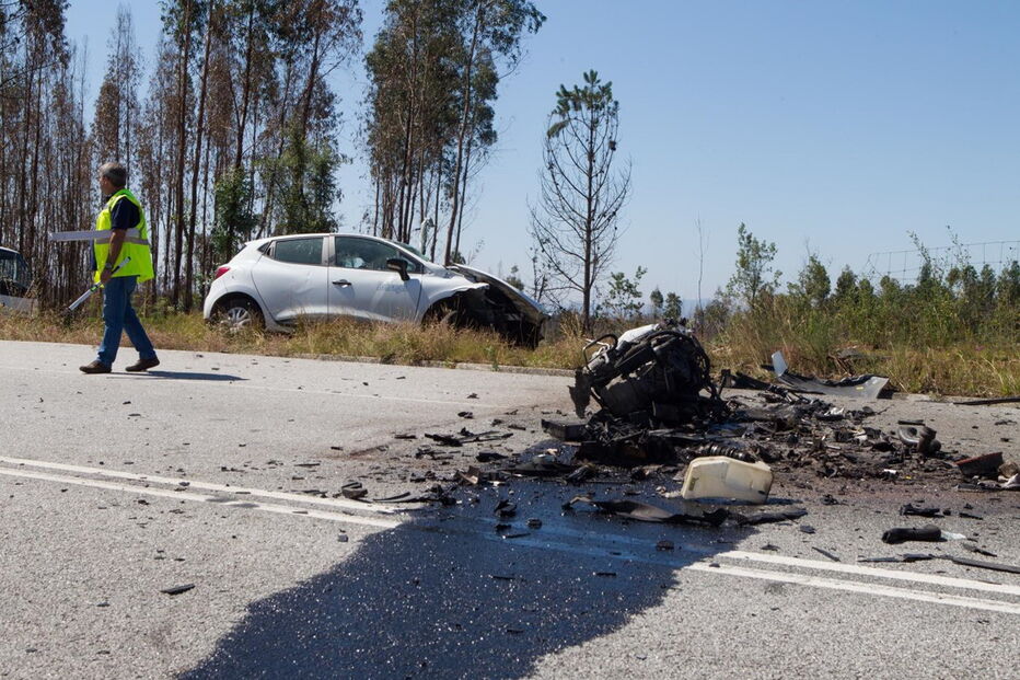 Colisão frontal mata bombeiro e vendedor