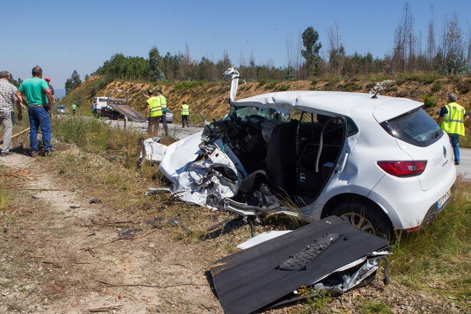 Colisão frontal mata bombeiro e vendedor