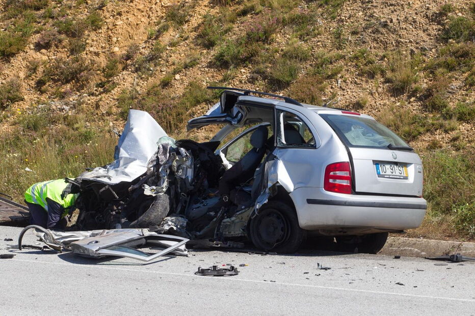 Colisão frontal mata bombeiro e vendedor