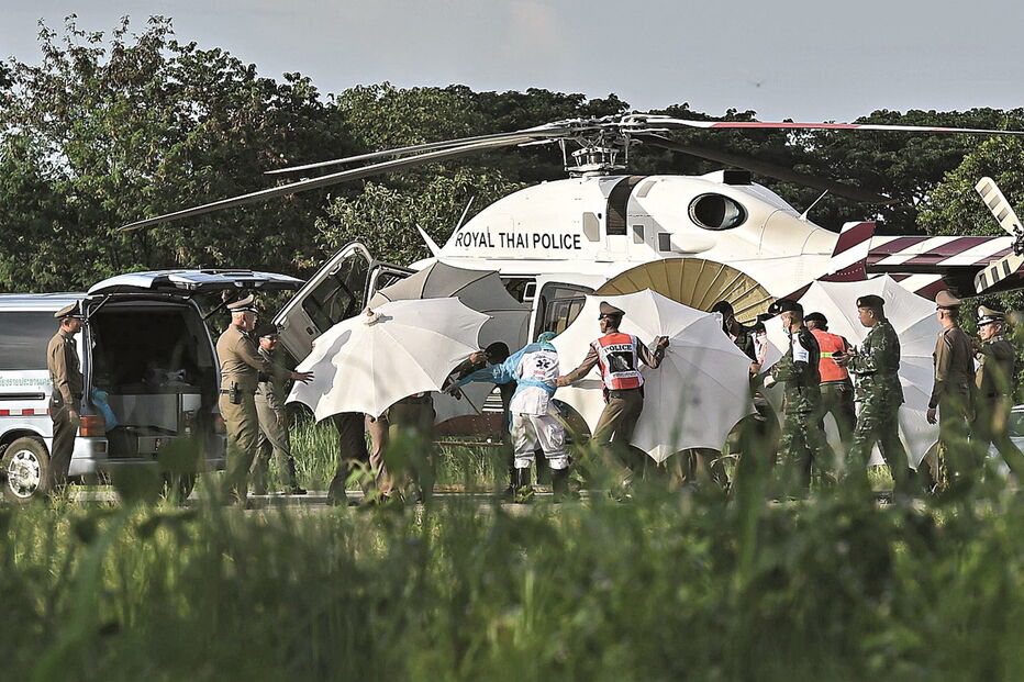 O momento em que um dos jovens resgatados ontem é transferido de helicóptero para o hospital    