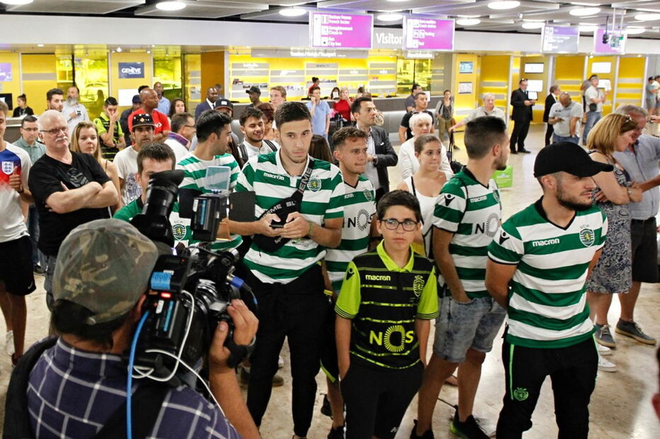 Sporting recebido em festa pelos adeptos na chegada à Suíça