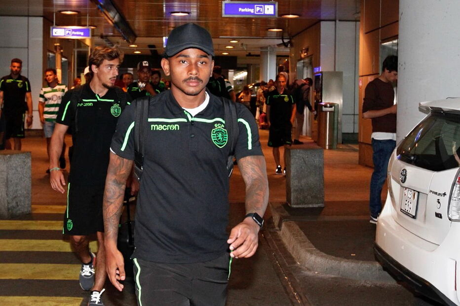 Sporting recebido em festa pelos adeptos na chegada à Suíça