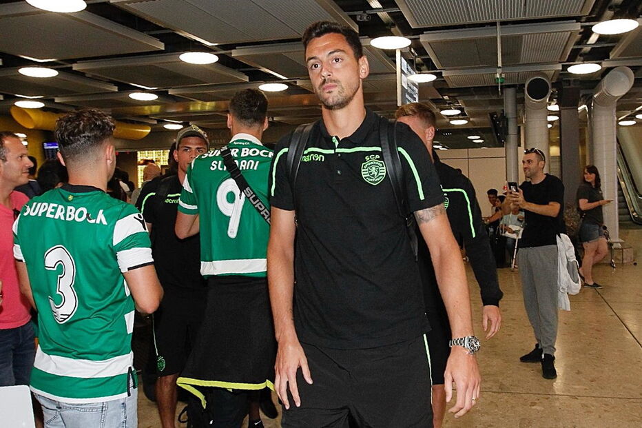 Sporting recebido em festa pelos adeptos na chegada à Suíça