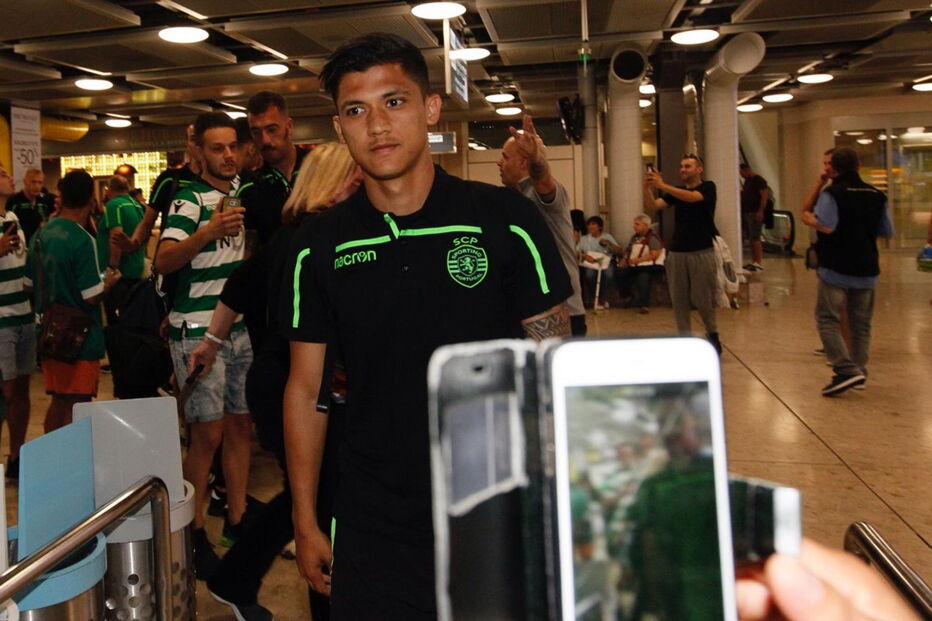 Sporting recebido em festa pelos adeptos na chegada à Suíça