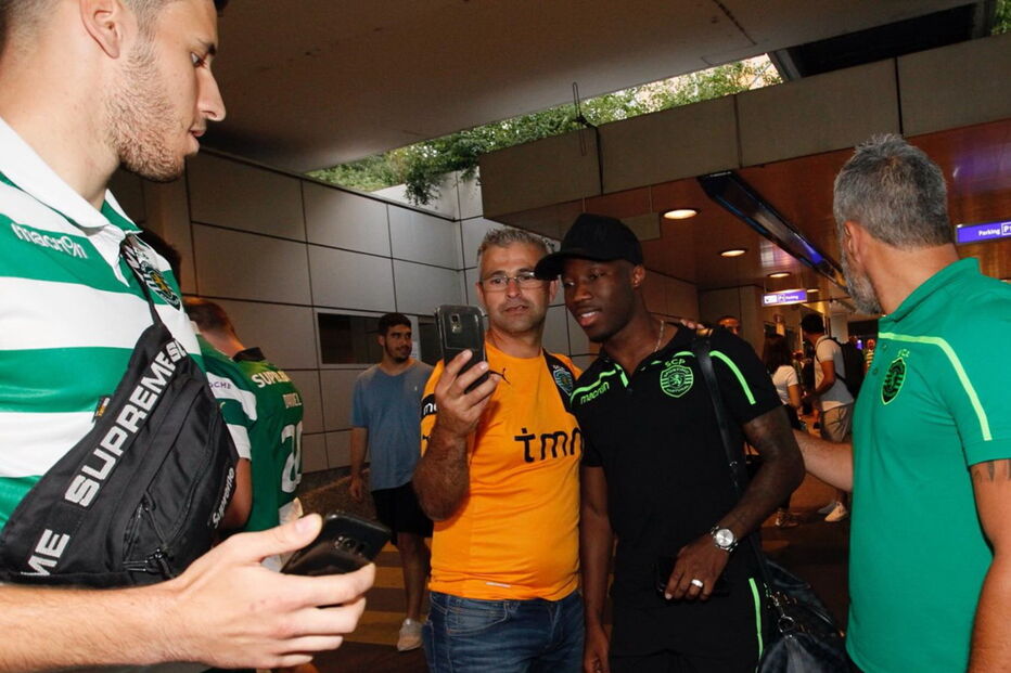 Sporting recebido em festa pelos adeptos na chegada à Suíça