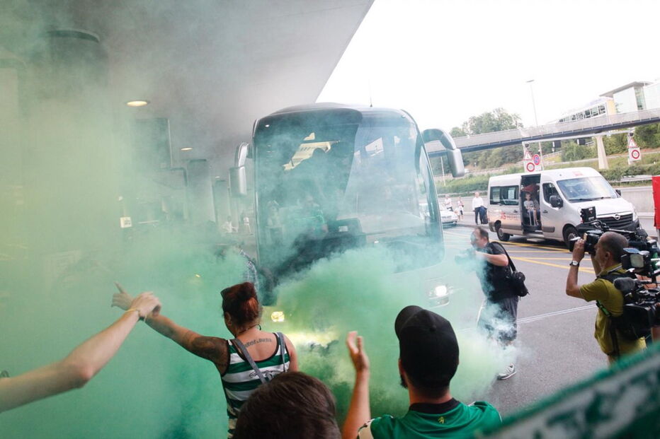 Sporting recebido em festa pelos adeptos na chegada à Suíça
