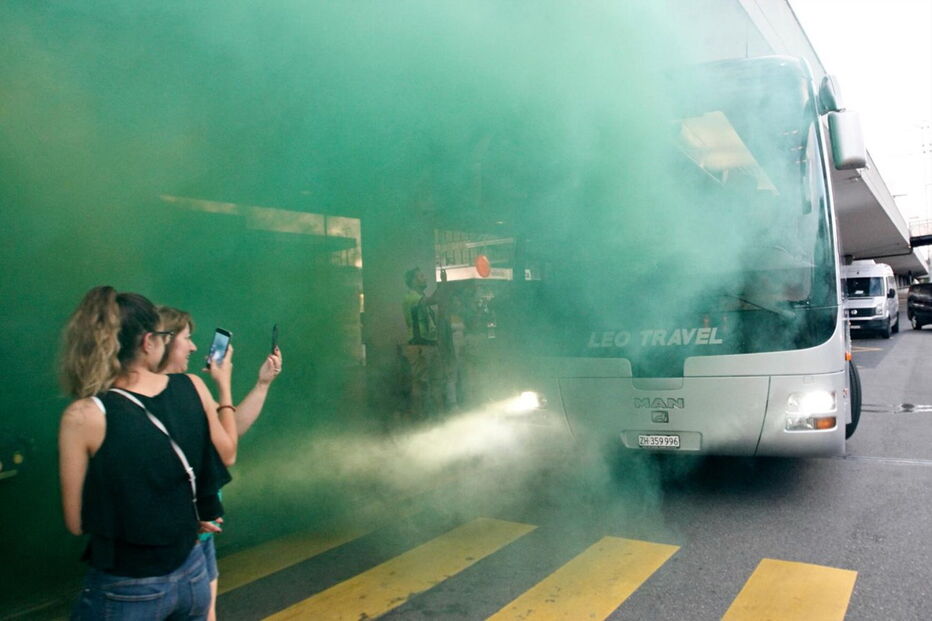 Sporting recebido em festa pelos adeptos na chegada à Suíça