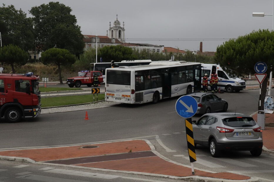 Metro de superfície de Almada choca com autocarro e faz três feridos