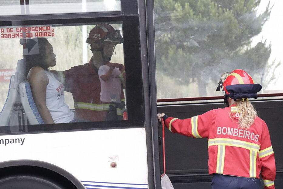 Metro de superfície de Almada choca com autocarro e faz três feridos