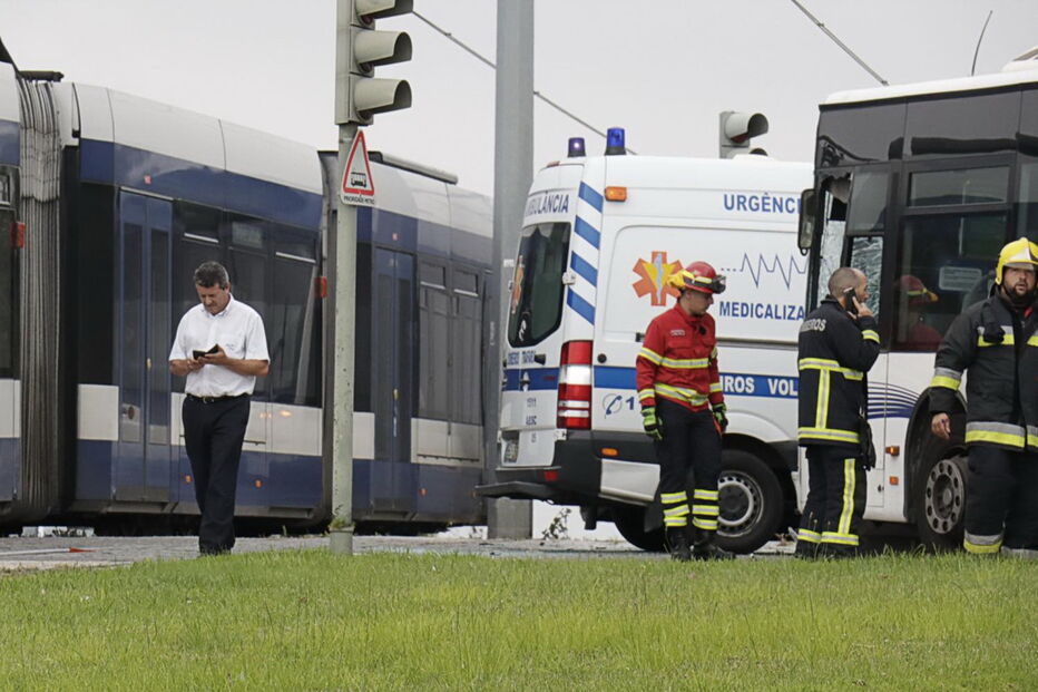 Metro de superfície de Almada choca com autocarro e faz três feridos