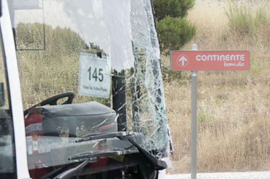 Metro de superfície de Almada choca com autocarro e faz três feridos