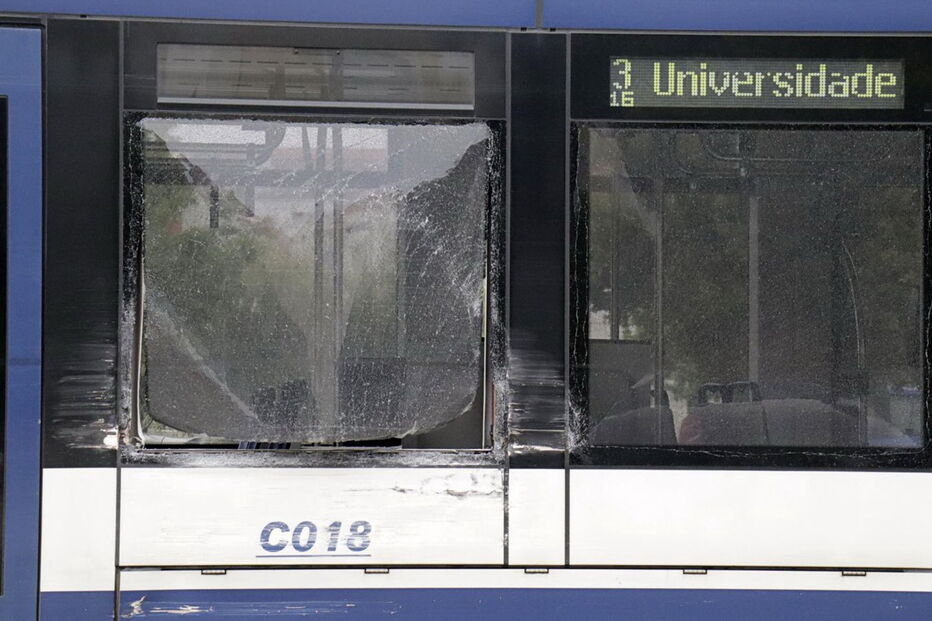 Metro de superfície de Almada choca com autocarro e faz três feridos