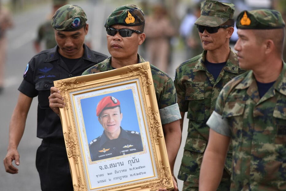 Militares homenageiam Samarn Kunan, o mergulhador que morreu no resgate das crianças tailandesas