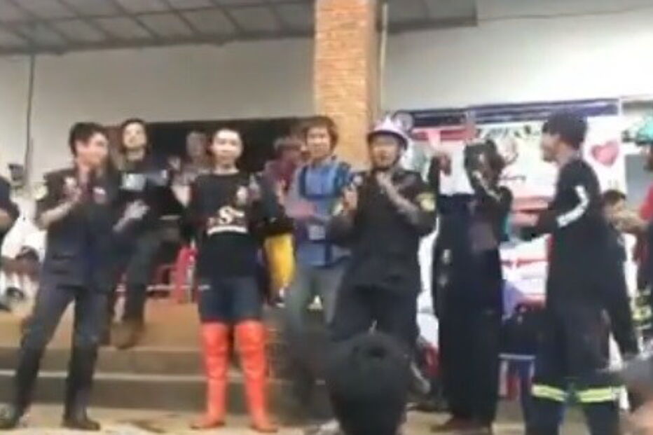 Vídeo mostra equipa de voluntários a cantar após resgate bem sucedido na Tailândia