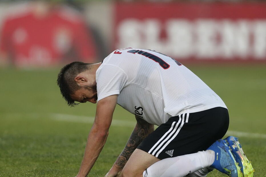 Benfica vence Napredak no primeiro teste da pré-época