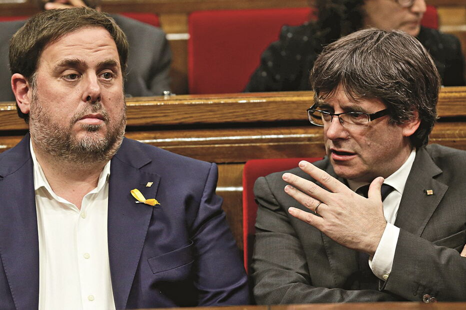 Carles Puigdemont (à direita) e Oriol Junqueras não vão poder ocupar os seus lugares no Parlamento Autonómico da Catalunha nem delegar o seu voto   