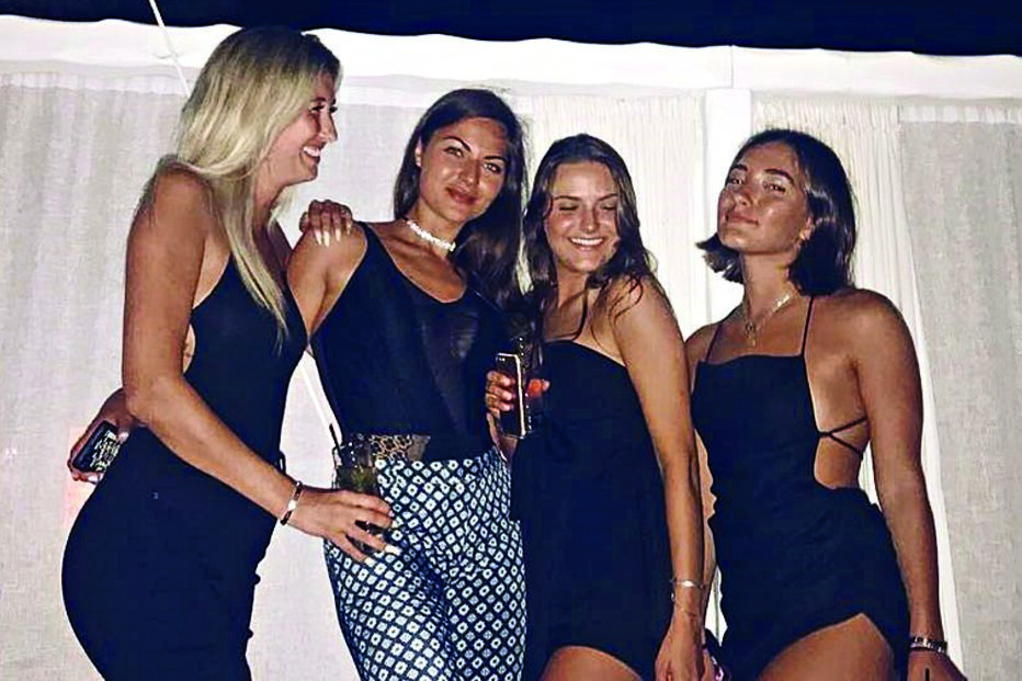 Matilde ao lado de várias amigas em Mykonos na Grécia