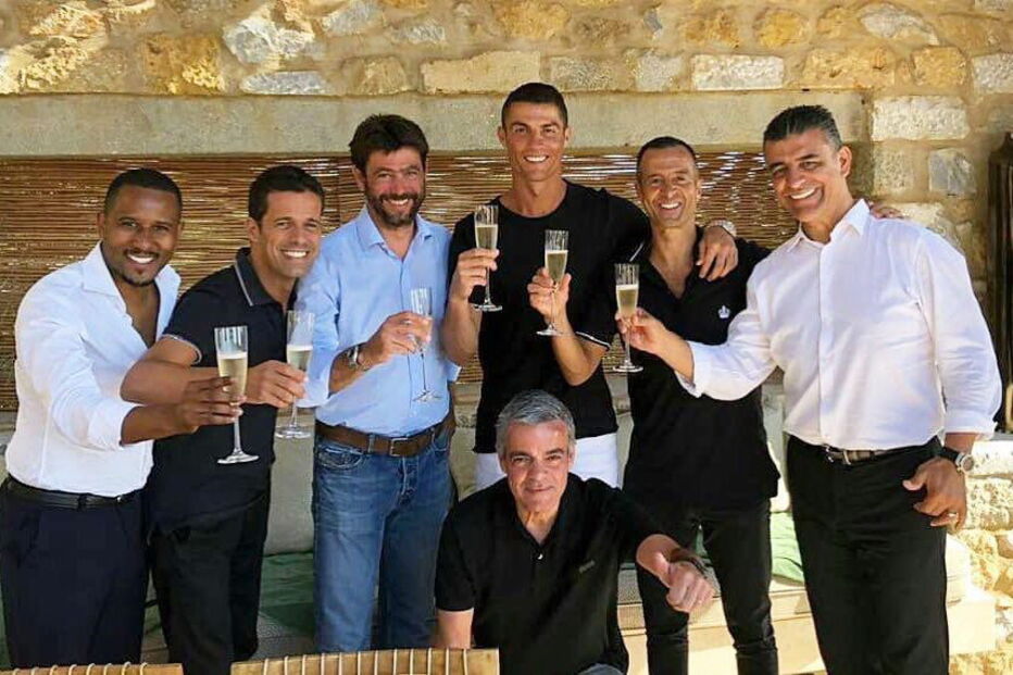CR7 já brindou com Agnelli (à sua direita), Jorge Mendes e amigos 
