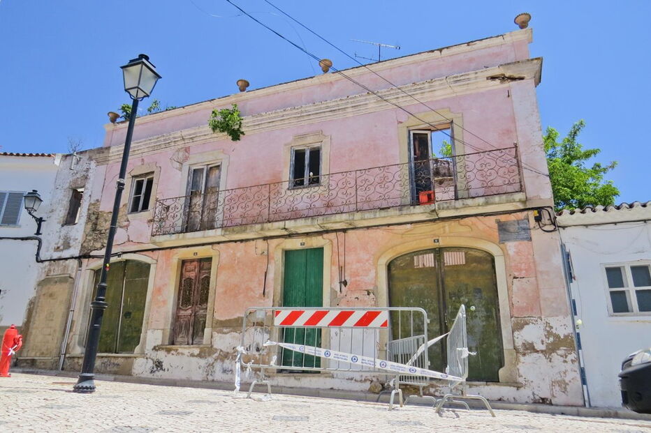 Casa em risco de ruir em Paderne
