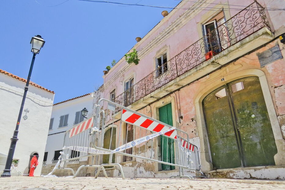 Casa em risco de ruir em Paderne